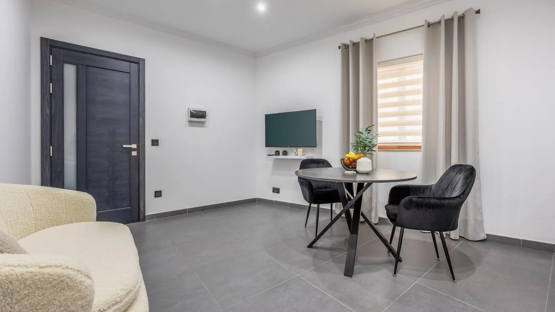 Paris House - New One Bedroom Apartment Zejtun